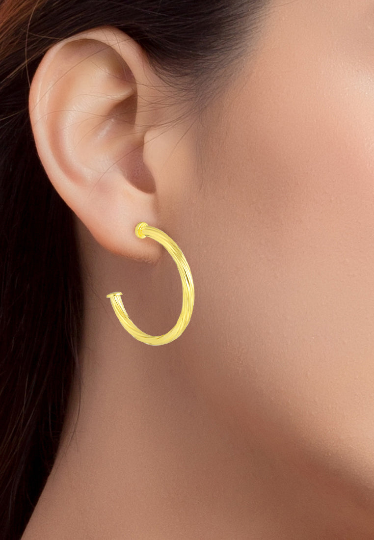 TOMEI Line Patterned C-Shape Earrings, Yellow Gold 916