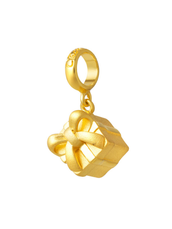 1100x762px_VdayBrochure_0006_TM-YG1239P-1C TOMEI Chomel Gift Box Charm, Yellow Gold 916