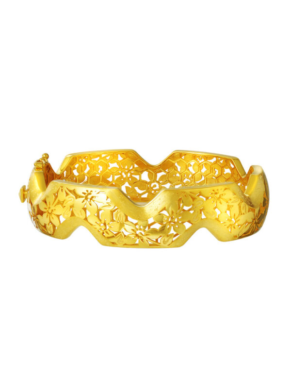 762x1100_0013_SP-YG1651B-1C_2 TOMEI Sri Puteri Heritage Floral Bangle, Yellow Gold 916