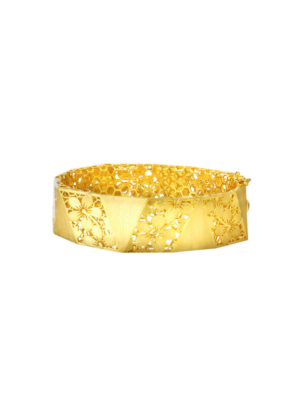 762x1100_0031_DSC05459SP-YG1576B-1C_2 TOMEI Sri Puteri, The Kerawang Series Bangle, Yellow Gold 916