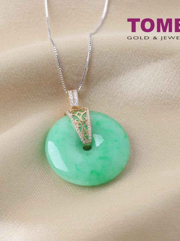 Moodshot_1000x1000_f87780e5-ba15-4857-a613-b688e5a3b368 TOMEI The Soothing and Cool Jade Pendant, White/Yellow Gold 750