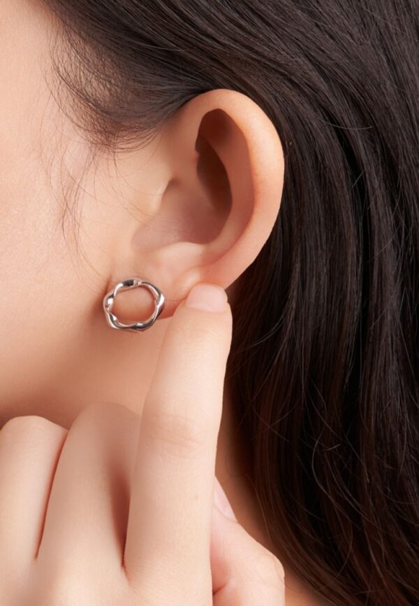 TOMEI Shining Wave Earrings, White Gold 585