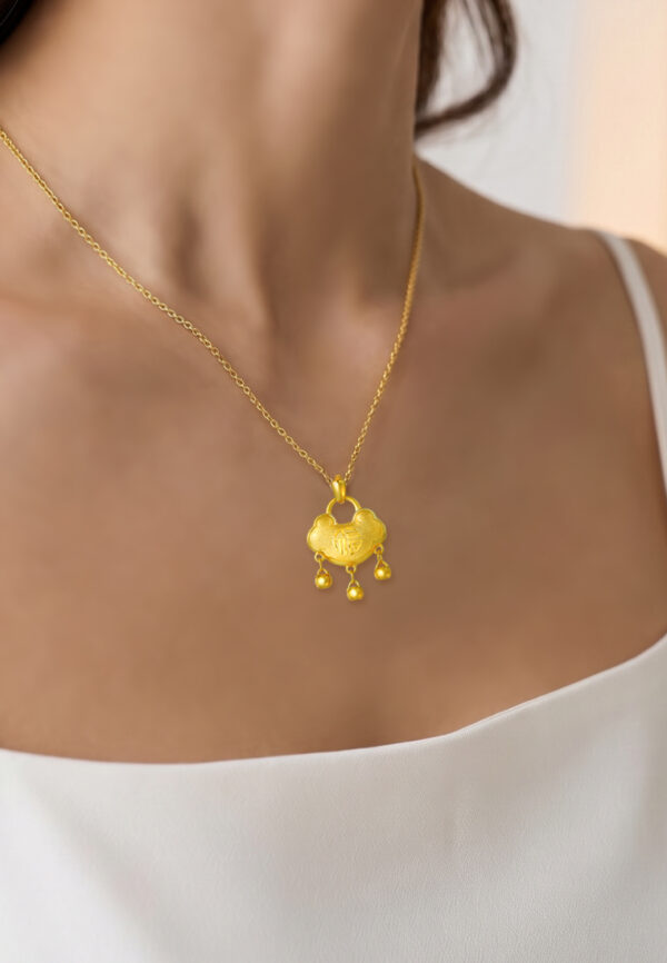 TOMEI Lucky Lock Pendant, Yellow Gold 916